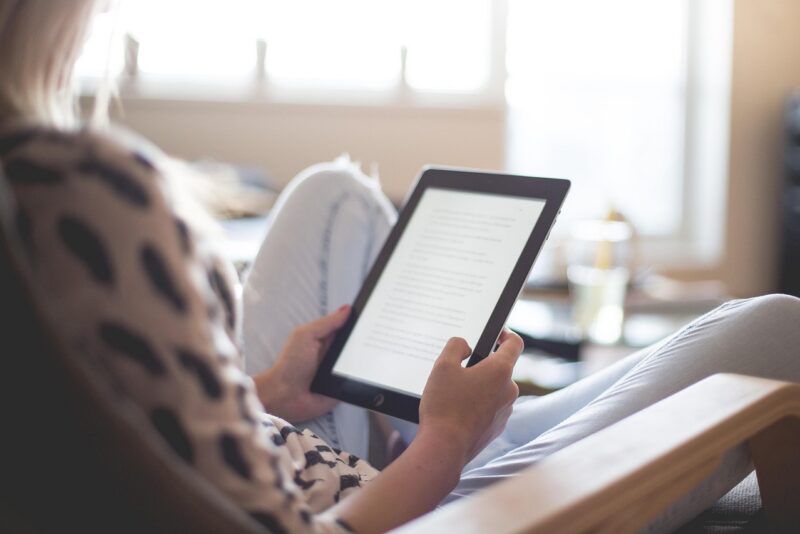 Ler mais com o celular: apps de livros, audiolivros e resumos para encaixar leitura na rotina