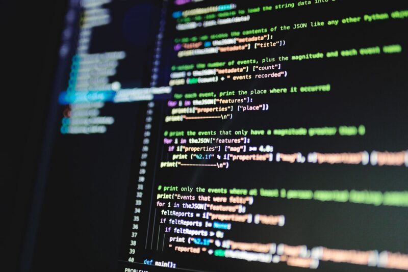 Copilotos de código: como a IA está mudando a rotina de quem programa (e de quem quer começar)