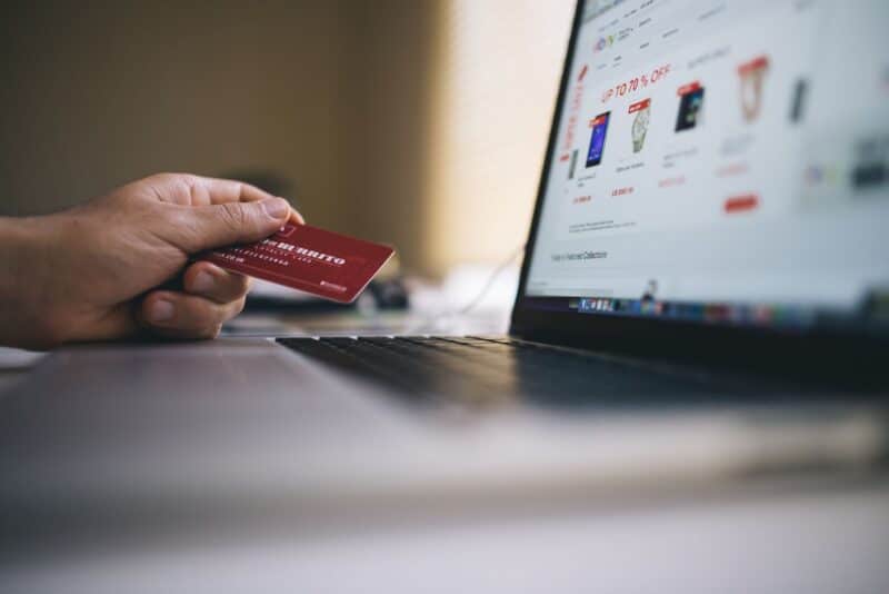 Compras online sem sustos: como identificar lojas falsas antes de digitar o cartão